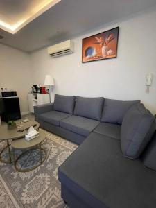 شقة غرفه وصاله بتصميم مودرن وفندقي