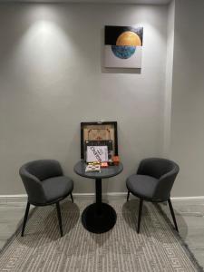 شقة غرفه وصاله بتصميم مودرن وفندقي