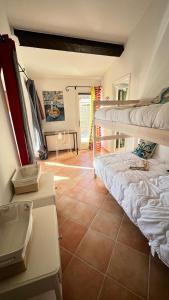 La maison aux volets bleus