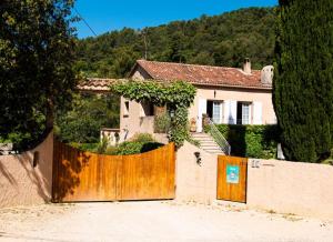 Maisons de vacances Mas climatise, piscine chauffee privee - parc regional naturel st baume : photos des chambres