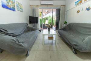 Large Veranda 2BR Walk to Beach