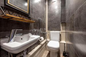 Walk to Oxford Street - 4 Tubes Nearby