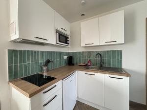 Champ de blé Apt neuf indépendant dans maison contemporaine plain pied décoration soignée tout confort terrasse aménagée, grand terrain parking privé à 15 mn de Caen et 10 mn deBayeux proche plages du débarquement