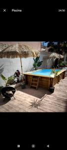 Casa con piscina junto al mar