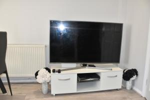 2 Bedroom semi-detached house Luton