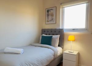 Sleek & Modern 2BR - Easy Access to City Centre