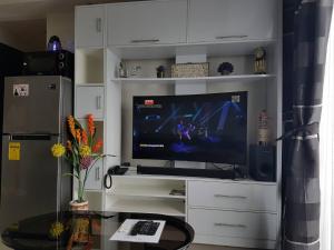 Araneta Cubao No Brown Outs 1BR Furnished Condo with Balcony free WiFi Netflix
