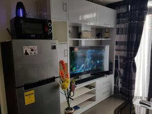 Araneta Cubao No Brown Outs 1BR Furnished Condo with Balcony free WiFi Netflix