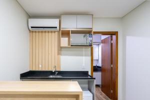 Studio A 350m PRAIA com Garagem privativa Cozinha funcional Ar Condicionado, Wi Fi, Localização estratégica, Centro da cidade, perto de tudo Reserve agora mesmo