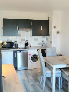 Cosy appartement dans une villa avec piscine, proche du centre et de la mer