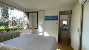 Large private garden, quiet 2-bedroom apartment, air conditioning, wifi, parking