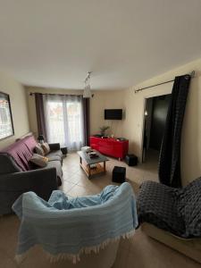 Maison familiale de plain pied, grande cour, vélos, très bien équipée