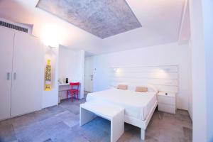 Deluxe Double Room with Side Sea View room in Villa Bossa