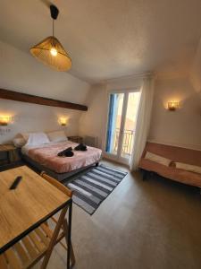 Hotels Hotel Le Chalet : Chambre Quadruple - Vue sur Mer