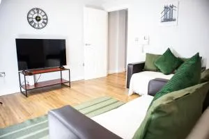 Central 2 Bed Flat - Leeds City Centre - For Relocatlors, Professionals, Long Stay Rates Available - Central Station