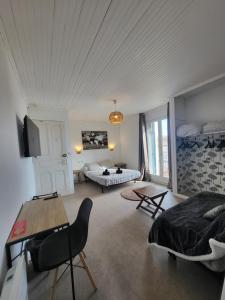 Hotels Hotel Le Chalet : Chambre Double avec Balcon - Vue sur Mer