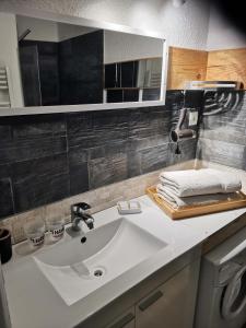 Appartements Appartement T1bis avec jardinet au calme : photos des chambres