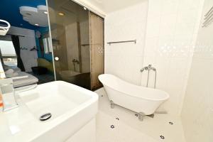 Phòng 4 Người Có Bồn Tắm (Quadruple Room with Bath)