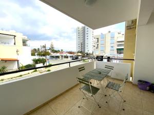 2Br Apt - 5mins walk to the Beach with Internet access