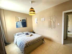 2Br Apt - 5mins walk to the Beach with Internet access