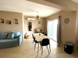 2Br Apt - 5mins walk to the Beach with Internet access