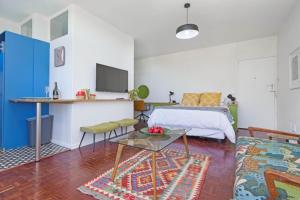 Chic City Studio Apartment with Mountain Views