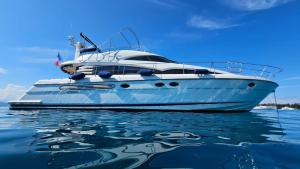 Superbe yacht dans le port de Cannes