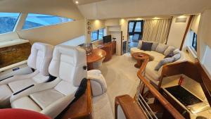 Superbe yacht dans le port de Cannes