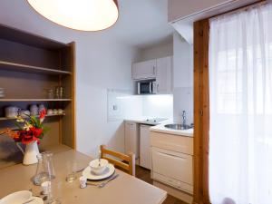 Appartements Studio avec Balcon Sud et WiFi au Centre de Brides-les-Bains, Proche Thermes et Telecabine - FR-1-512-54 : photos des chambres