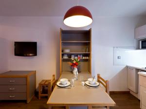 Appartements Studio avec Balcon Sud et WiFi au Centre de Brides-les-Bains, Proche Thermes et Telecabine - FR-1-512-54 : photos des chambres