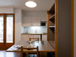 Appartements Studio 2 pers, centre-ville, pres des thermes, balcon, WiFi, telecabine a 200m, parking dispo - FR-1-512-97 : photos des chambres