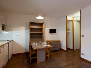 Appartements Studio 2 pers, centre-ville, pres des thermes, balcon, WiFi, telecabine a 200m, parking dispo - FR-1-512-97 : photos des chambres