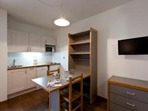 Appartements Studio 2 pers, centre-ville, pres des thermes, balcon, WiFi, telecabine a 200m, parking dispo - FR-1-512-97 : photos des chambres