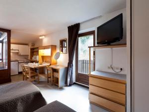 Appartements Studio avec Balcon et Double Exposition a Brides-les-Bains, Pres des Thermes - FR-1-512-144 : photos des chambres