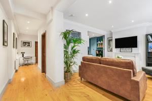 Central Large Stylish 2Beds 2Baths With Private Patio