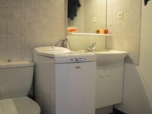 Appartements Studio lumineux 2* avec balcon, parking et WIFI - 4 pers, proche thermes, calme assure - FR-1-512-223 : photos des chambres