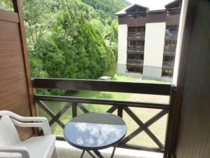 Appartements Studio lumineux 2* avec balcon, parking et WIFI - 4 pers, proche thermes, calme assure - FR-1-512-223 : photos des chambres