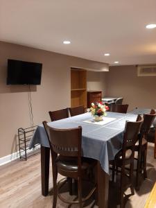 Cozy 2 Beds Basement Suite