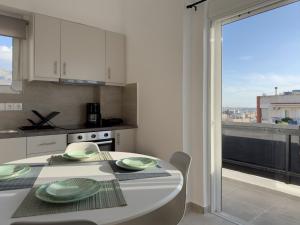Tompazi modern apt with amazing view in Alimos