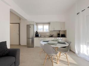 Tompazi modern apt with amazing view in Alimos