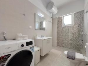 Tompazi modern apt with amazing view in Alimos