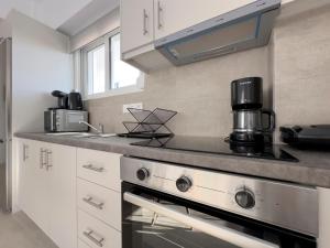 Tompazi modern apt with amazing view in Alimos