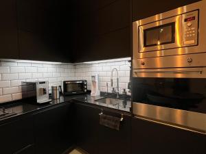 One Bedroom, Murphy Bed, Sofa Bed, Home-Office, Modern, Quiet, Fully Equipped, Powerful AC, 300 Mbps Fibre, Washer and Dryer