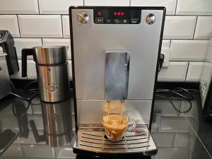 One Bedroom, Murphy Bed, Sofa Bed, Home-Office, Modern, Quiet, Fully Equipped, Powerful AC, 300 Mbps Fibre, Washer and Dryer