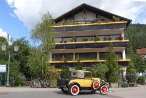 Hotel Hirsch mit Café Klösterle - Enzklösterle