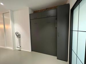 One Bedroom, Murphy Bed, Sofa Bed, Home-Office, Modern, Quiet, Fully Equipped, Powerful AC, 300 Mbps Fibre, Washer and Dryer