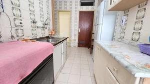 2 Quartos esquina com a praia, frente ao shopping 6 pessoas