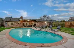 Rustic Modern Escape - 4BD-2BA with Pool & Patio - Heaker