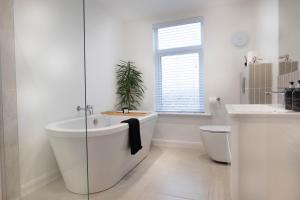 Renovated 3 Bedroom House in Lowton Pennington, free parking