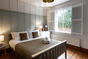 2 Bed Townhouse with Garden & Parking